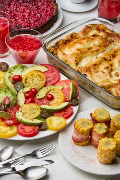 Hazır yemek - domates, lazanya, tatlı — Stok fotoğraf