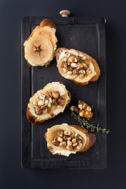 Bruschetta peynir, elma ve ceviz ile