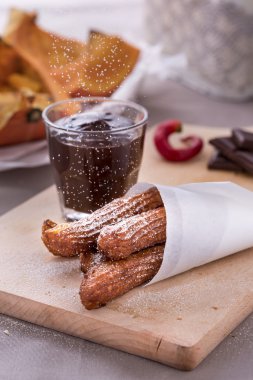 kesme tahtası üzerinde çikolata ile taze kızarmış kabak churros
