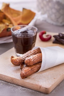 kesme tahtası üzerinde çikolata ile taze kızarmış kabak churros