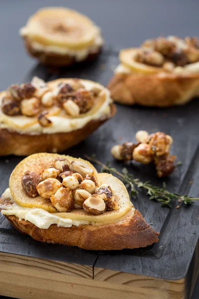 Bruschetta z serem, jabłka i orzechy włoskie — Zdjęcie stockowe