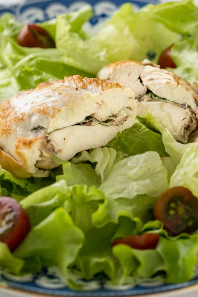 Green salad with cherry tomatoes and roasted chicken fillet — Stock Photo, Image