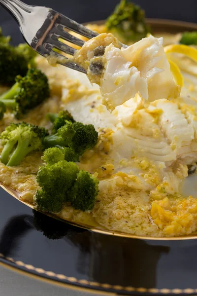 Prepared white fish fillet closeup with broccoli and lemon — Stock Photo, Image