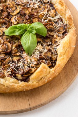 kesme tahtası üzerinde güzel mantar pizza