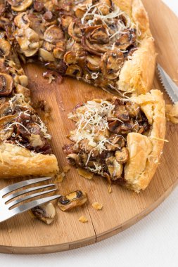 kesme tahtası üzerinde güzel mantar pizza