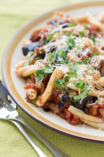 Makkaroni mit Gemüsesauce und Käse — Stockfoto