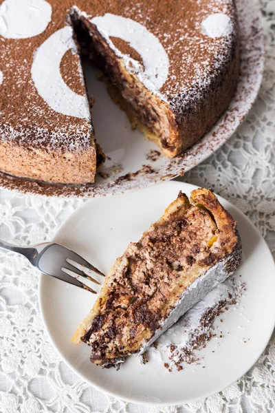 Delicioso bolo de chocolate no prato branco — Fotografia de Stock