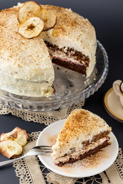 Bolo de chocolate e creme em camadas com maçãs — Fotografia de Stock