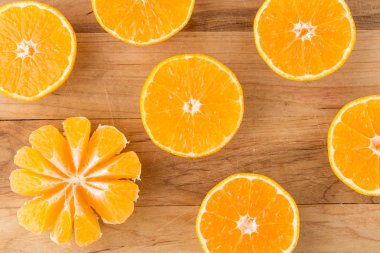 taze portakal kesme tahtası üzerinde ikiye böldüm