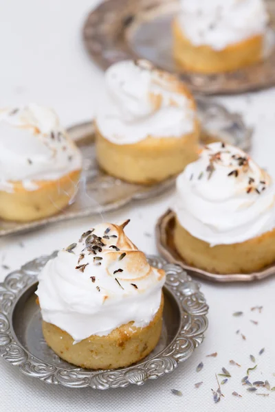 Deliziosi cupcake con crema bianca e tè alla lavanda — Foto Stock