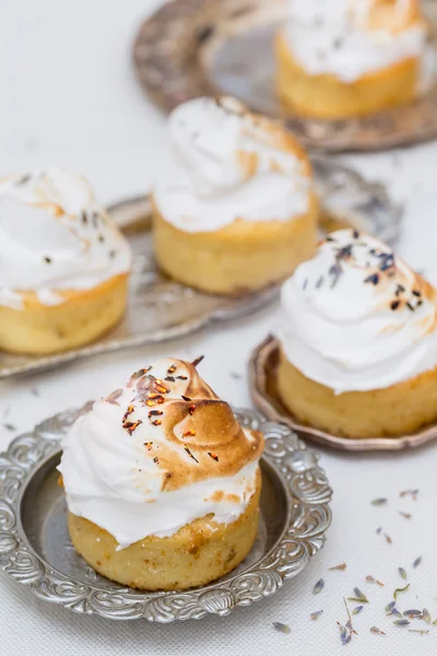 Deliziosi cupcake con crema bianca e tè alla lavanda — Foto Stock