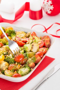 taze beyaz kase sebze salatası