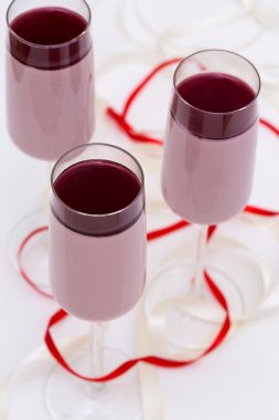 Kızılcık köpük bardak beyaz masa üzerinde katmanlı