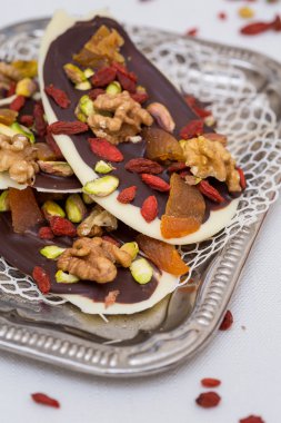 Kuruyemiş, goji tohumlar ve fındık ile beyaz ve koyu çikolata