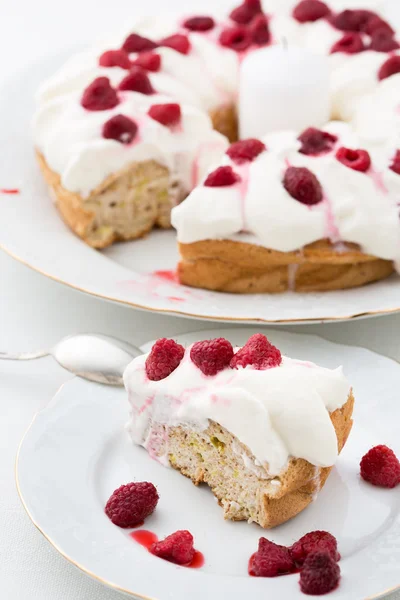 Delicious pie with whipped cream and raspberries — Stock Photo, Image