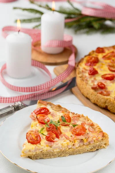 Tomatoe pizza slice on white plate — Stock Photo, Image
