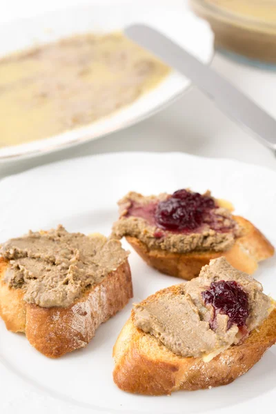 Kleine Brotstücke mit hausgemachter Pastete auf weißem Teller — Stockfoto