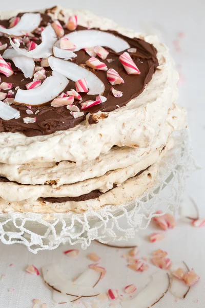 Bolo em camadas pavlova com chocolate e cacau — Fotografia de Stock