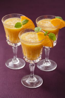 Üç turuncu smoothies