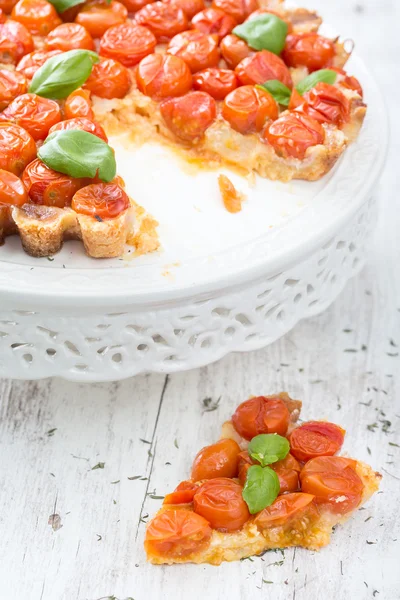 Freshly baked tart with cherry tomatoes on white — Stock Photo, Image