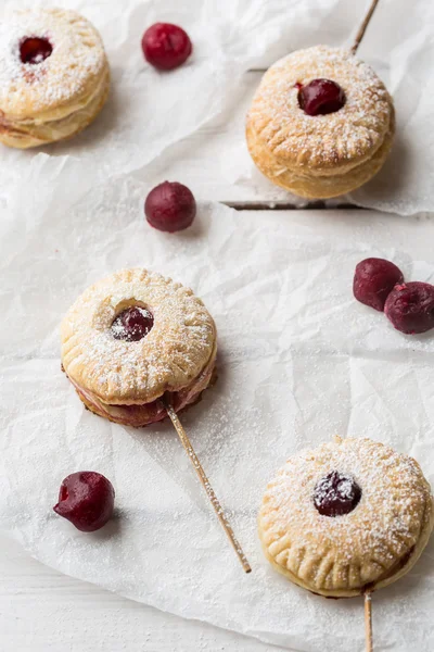 Torte di pops con ciliegia — Foto Stock