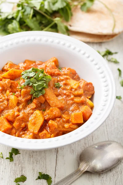 Un bol avec du ragout sur la table — Photo