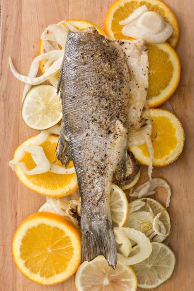 Prepared fish with lemon — Stock Photo, Image