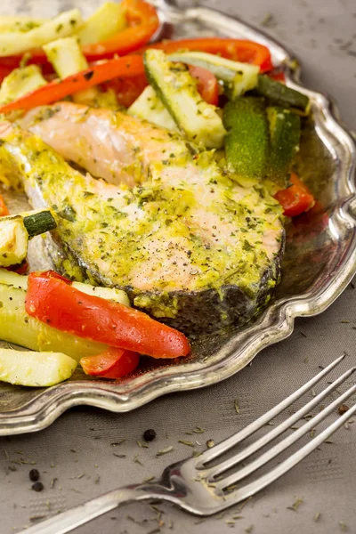 Trozo de pescado y verduras horneados —  Fotos de Stock