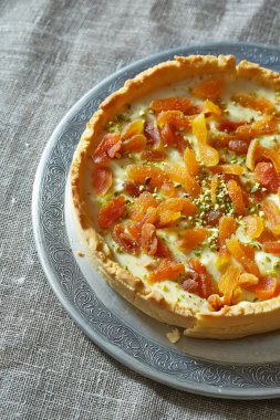 krem şanti, Kuru Kayısı ve fıstıklı nu ile yuvarlak bir tart