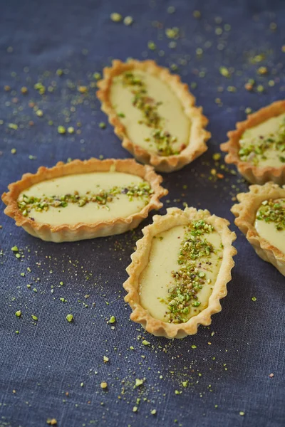 Tartalets with cream and pistachio nuts — Stock Photo, Image