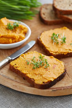 Açık sandviçler kabak havyar ile