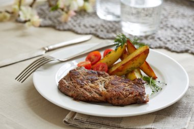 bir parça domuz sote patates ve domates ile