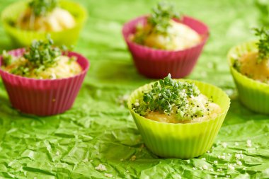 peynir ve yaprakları ile süslenmiş beş buns