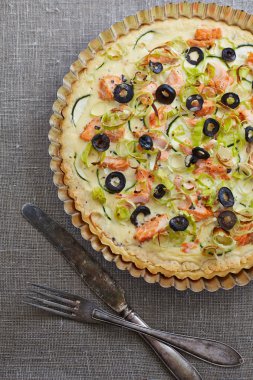 somon ve sebzeler ile yuvarlak bir tart