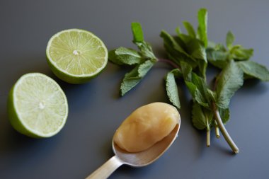 yarıya limon nane yaprakları ve bir kaşık bal