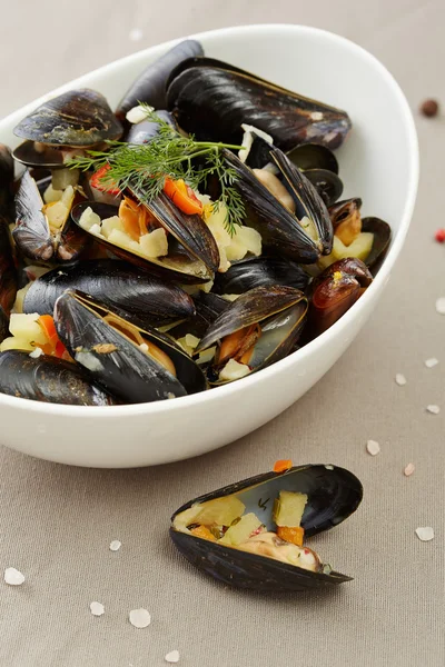 Mussels in a bowl — Stock Photo, Image