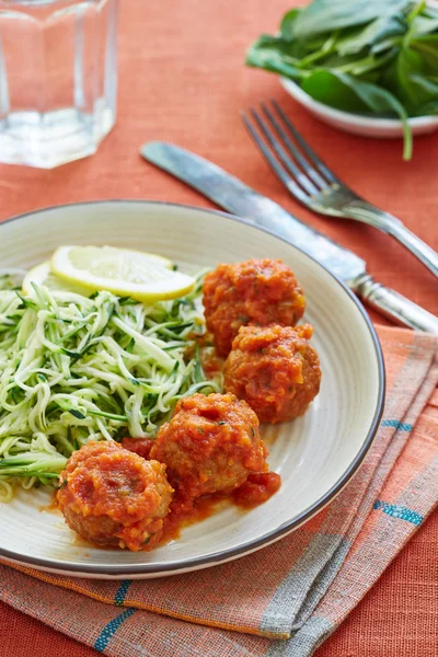 Boulettes de viande avec salade de concombre — Photo