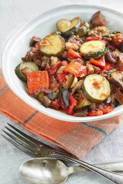 Una salteada de verduras en un tazón — Foto de Stock