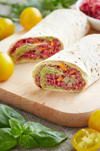 Vegetarian rolls stuffed with quinoa, table beet , carrots and o — Stock Photo, Image