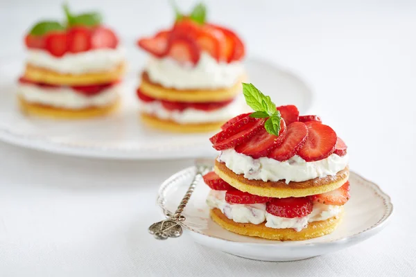 Pannenkoeken met slagroom en aardbeien — Stockfoto