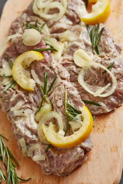 Mariniertes Schweinefleisch mit Zwiebeln, Zitrone und Kräutern — Stockfoto