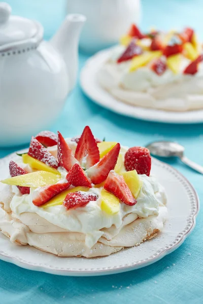 Pavlova decorated with mango and strawberry slices — Stock Photo, Image