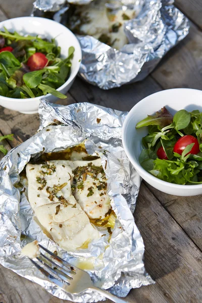 Filete de pescado a la parrilla en un pedazo de papel de aluminio —  Fotos de Stock