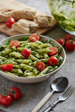 kıyılmış maydanoz ile makarna