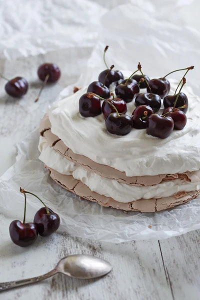 Torta pavlova con ciliegie fresche sulla parte superiore — Foto Stock