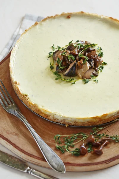 Pilzkäsekuchen auf Holzbrett — Stockfoto