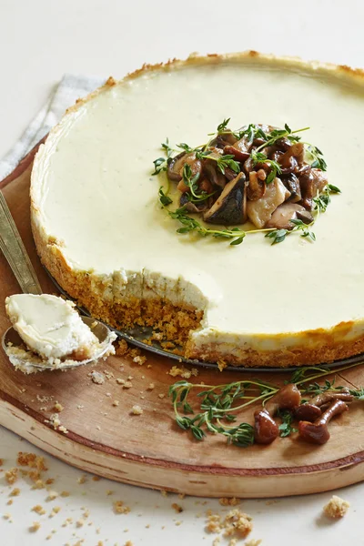 Pilzkäsekuchen auf Holzbrett — Stockfoto