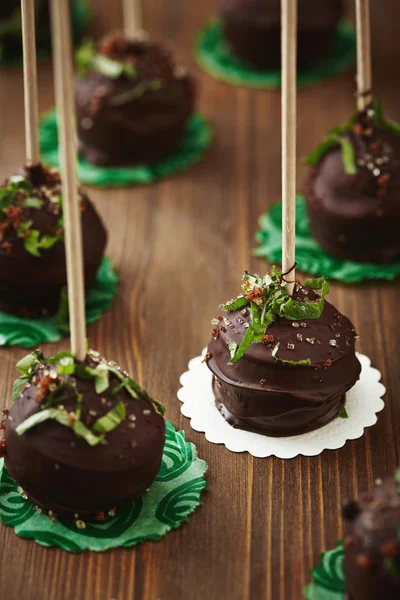 Cake Pops in Schokoladenglasur — Stockfoto