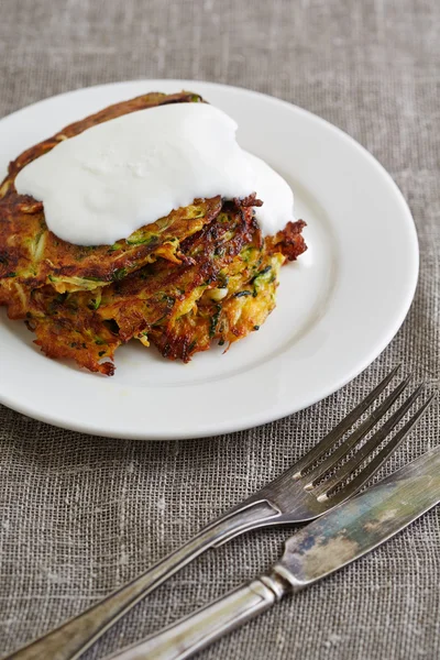 Zucchini-Pfannkuchen auf einem weißen Teller — Stockfoto