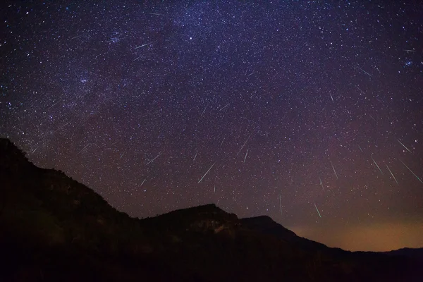 Geminid Meteor in the night sky — Stock Photo, Image